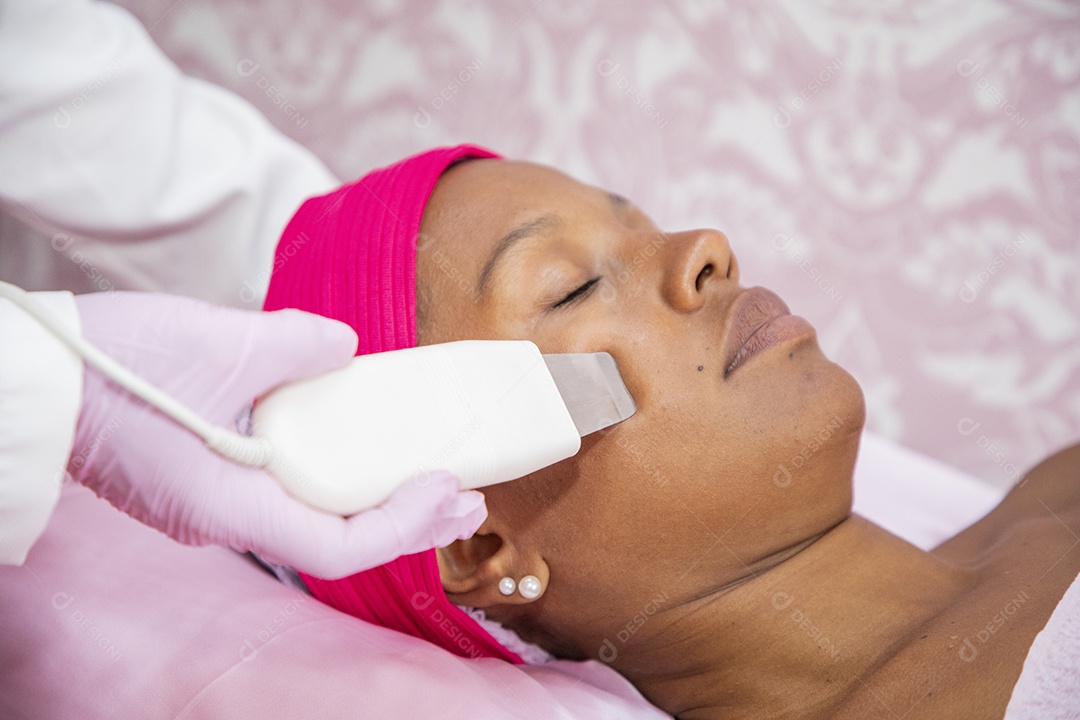 Jovem fazendo protocolo de limpeza facial