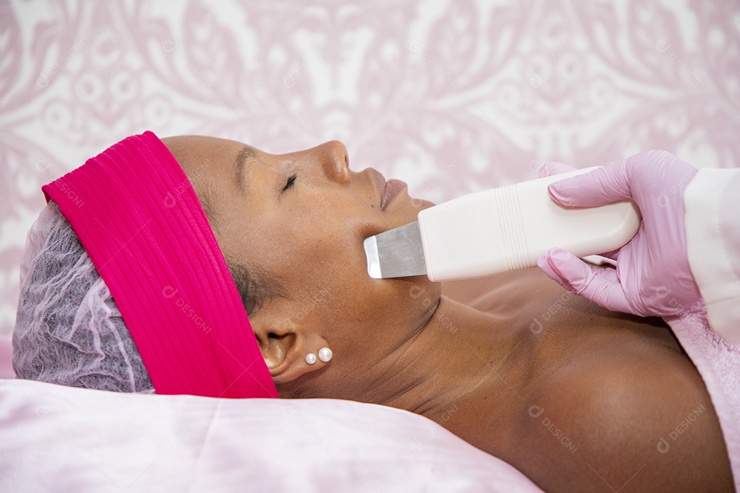 Jovem fazendo protocolo de limpeza facial