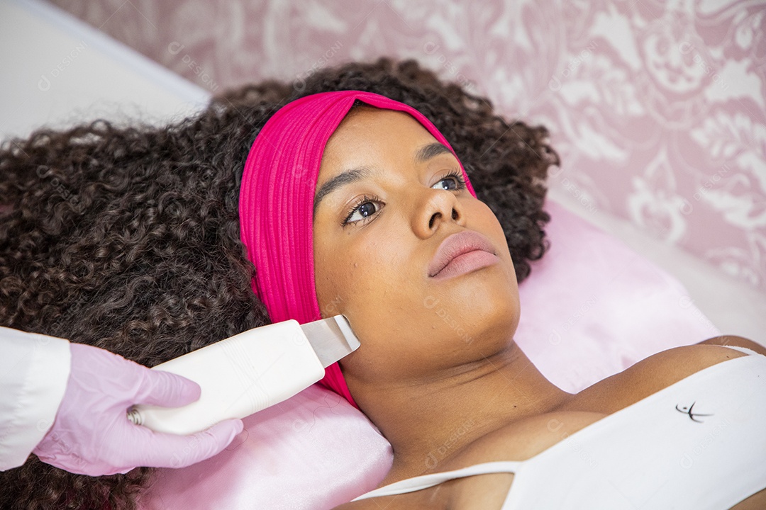 Jovem realizando tratamento estético facial