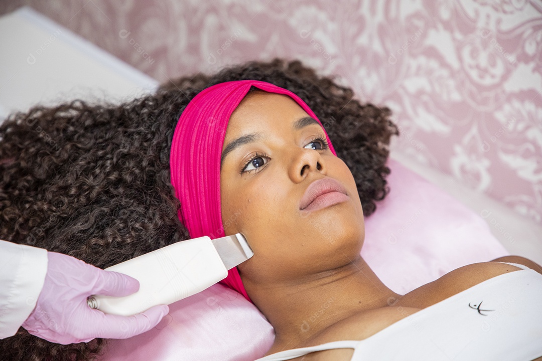 Jovem realizando tratamento estético facial