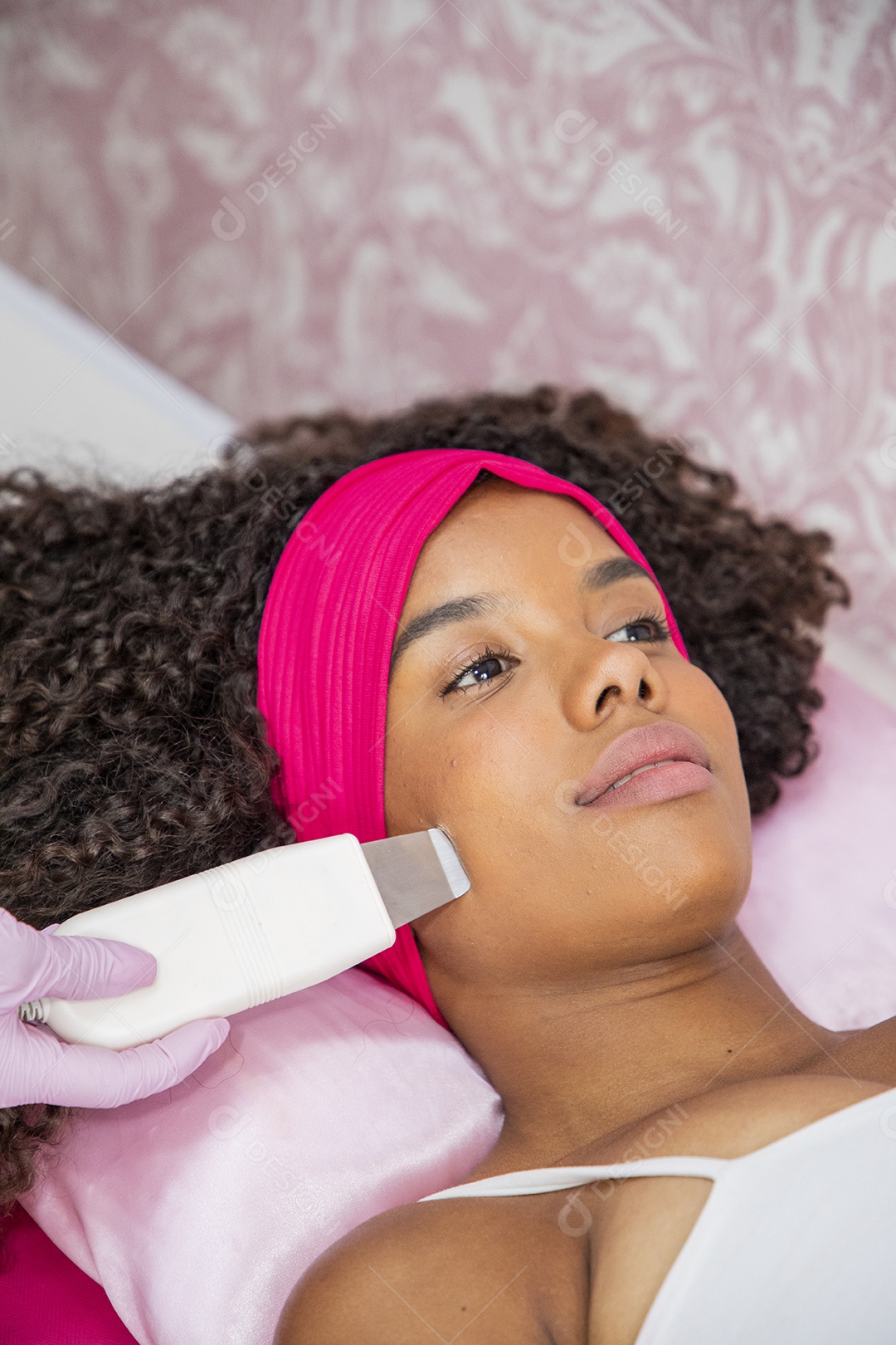 Jovem fazendo procedimento estético no rosto