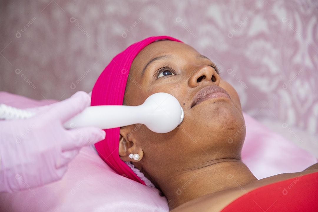 Mulher fazendo tratamento facil em clinica de estética