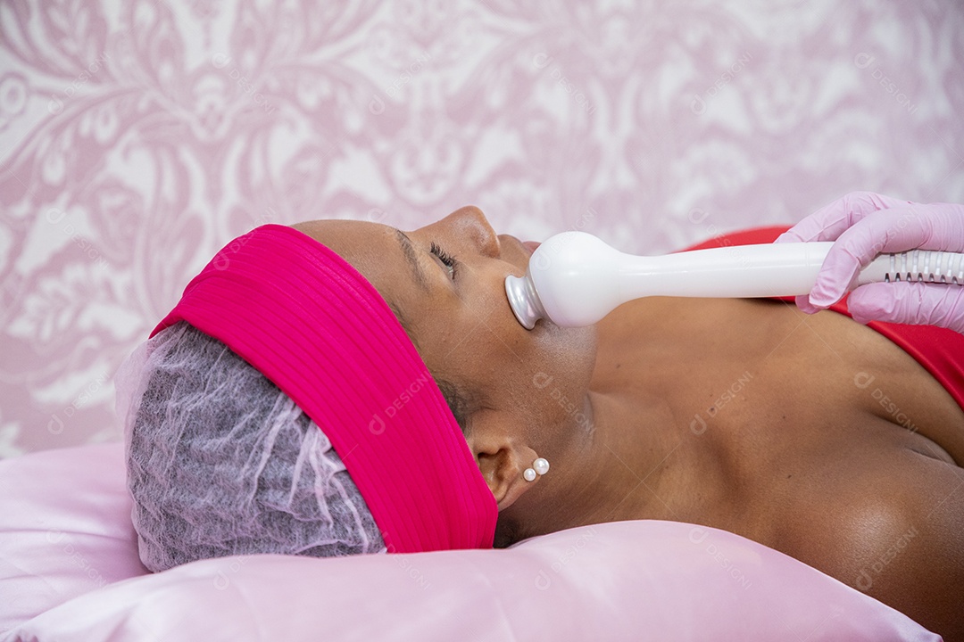 Esteticista realizando procedimento facial na paciente