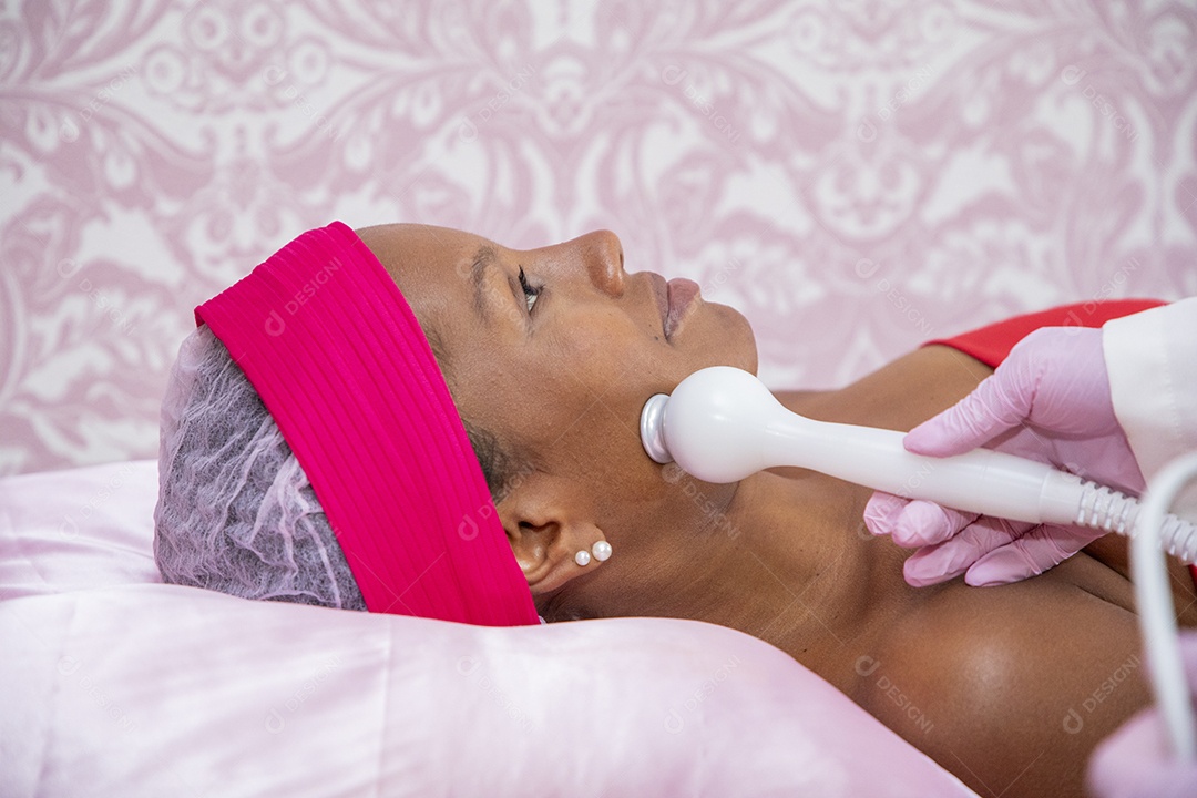 Esteticista realizando procedimento facial na paciente