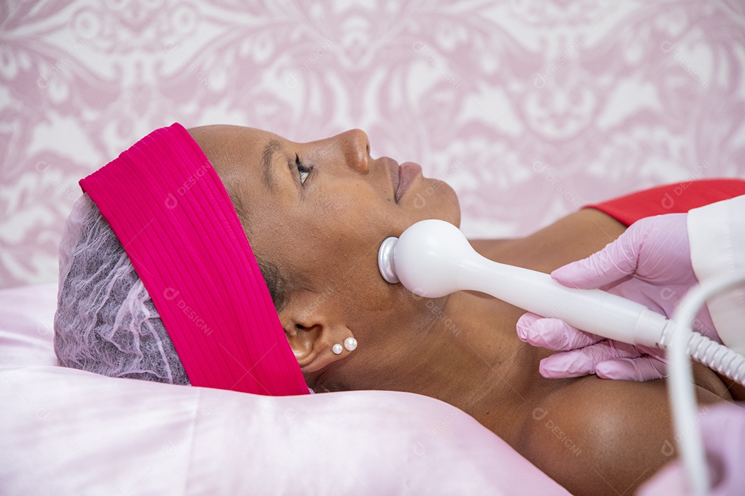 Esteticista realizando procedimento facial na paciente