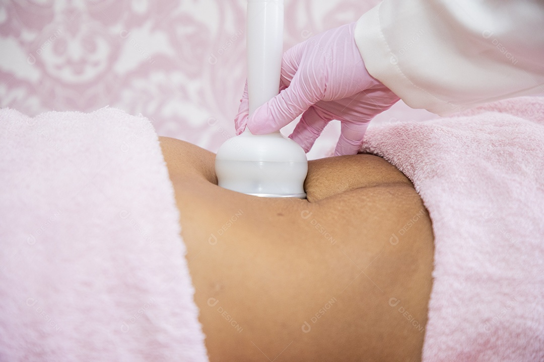 Esteticista aplicando novo procedimento