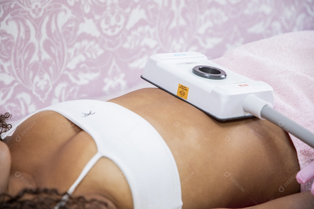 Jovem em clínica estética usando protocolo de gordura localizada