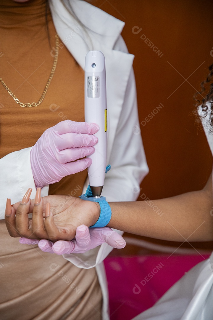 Esteticista fazendo protocolo de Ilib terapia para alivio de inflamações
