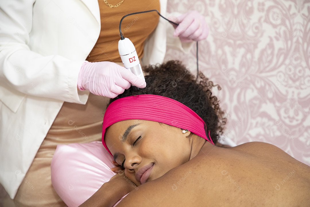 Esteticista aplicando tratamento capilar