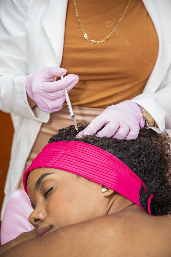 Jovem fazendo tratamento capilar em clínica estética