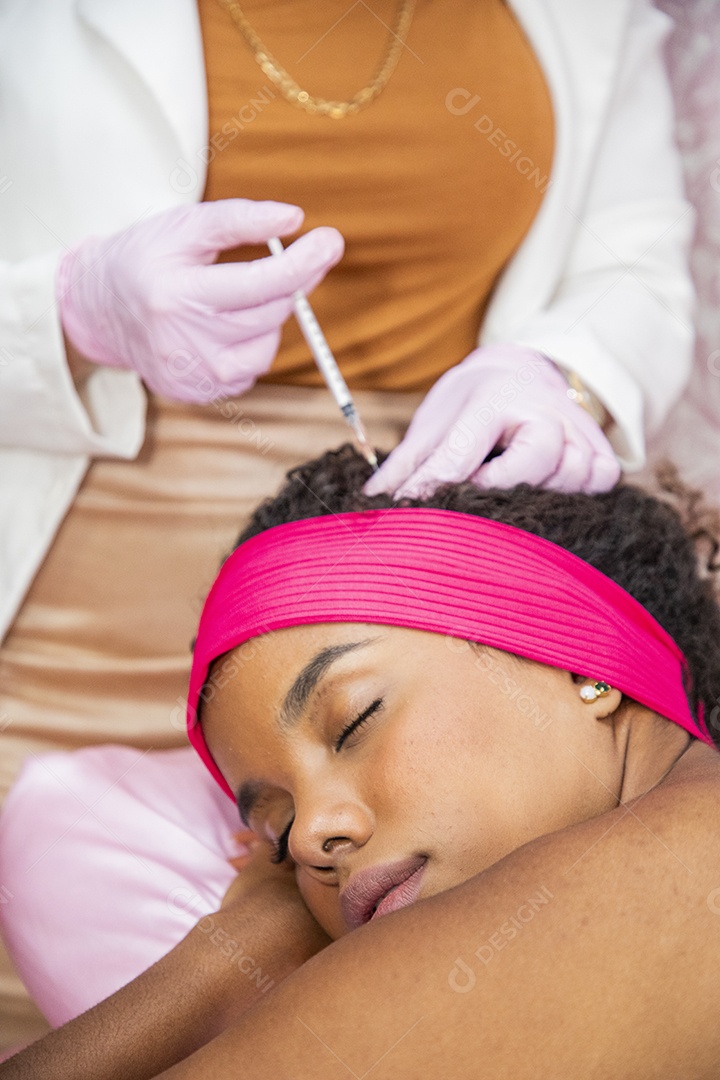 Jovem fazendo tratamento capilar em clínica estética