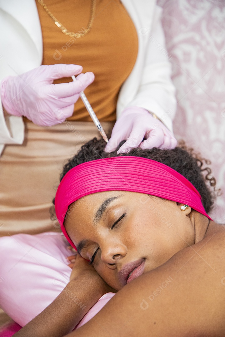 Jovem fazendo tratamento capilar em clínica estética