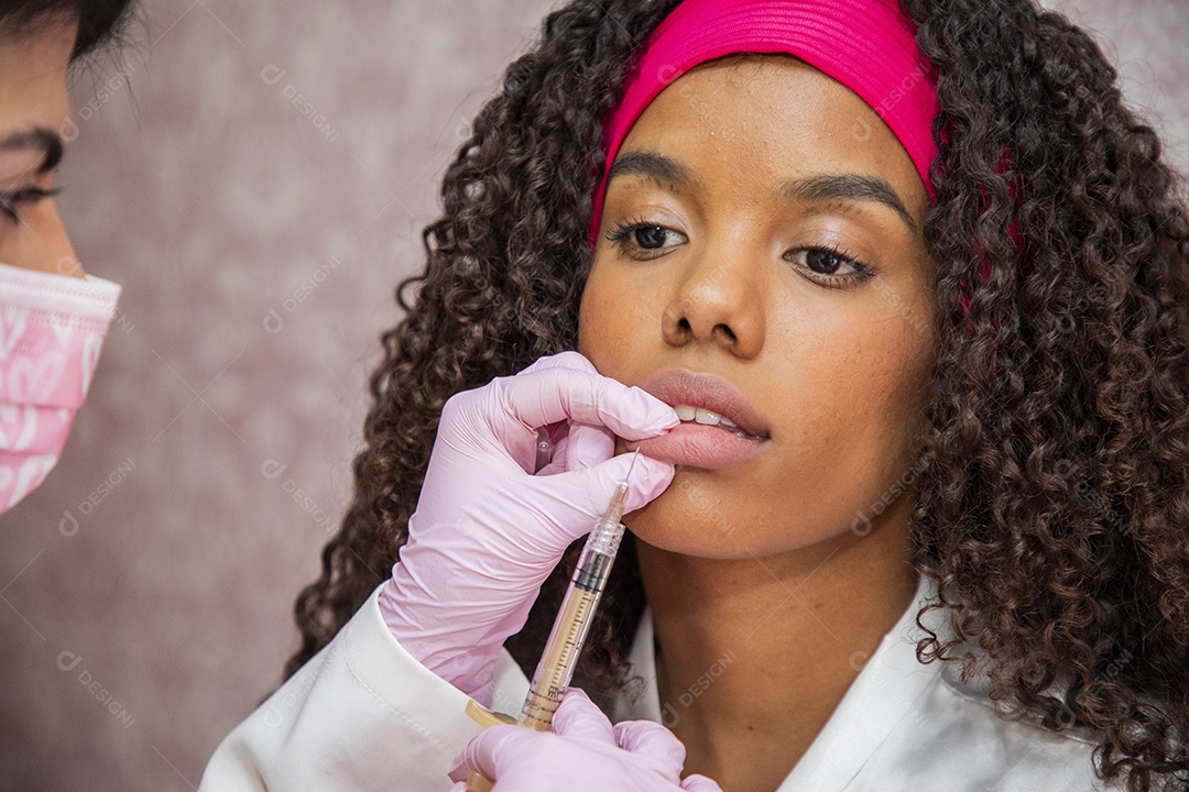 Jovem realizando procedimento estético facial