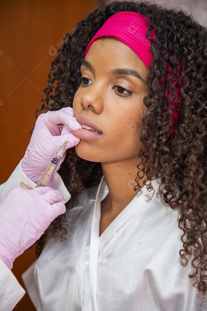 Jovem realizando procedimento estético facial