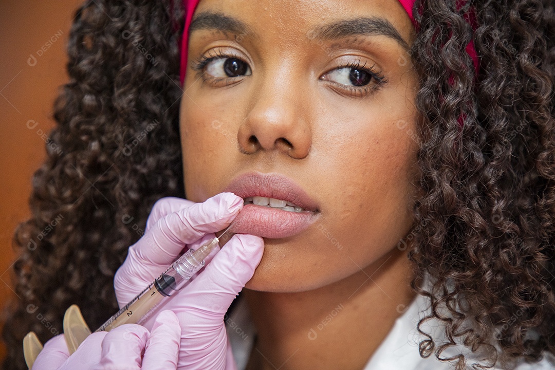 Jovem realizando botox em clínica de estética