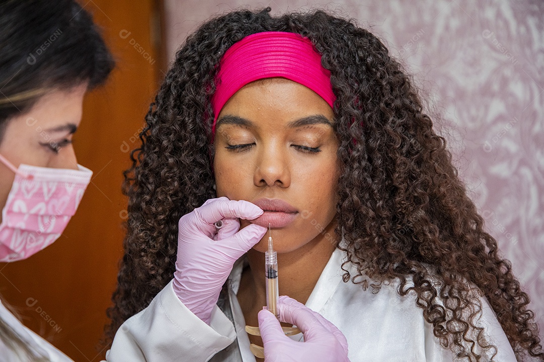 Jovem realizando botox em clínica de estética