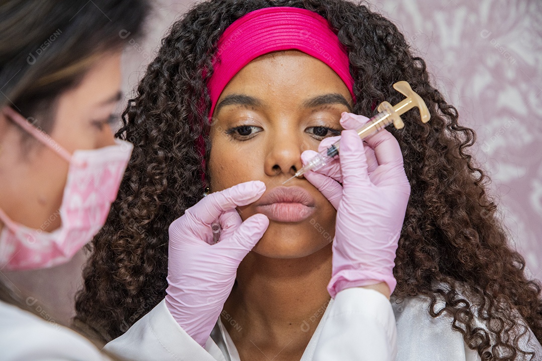 Esteticista aplicando botox facial