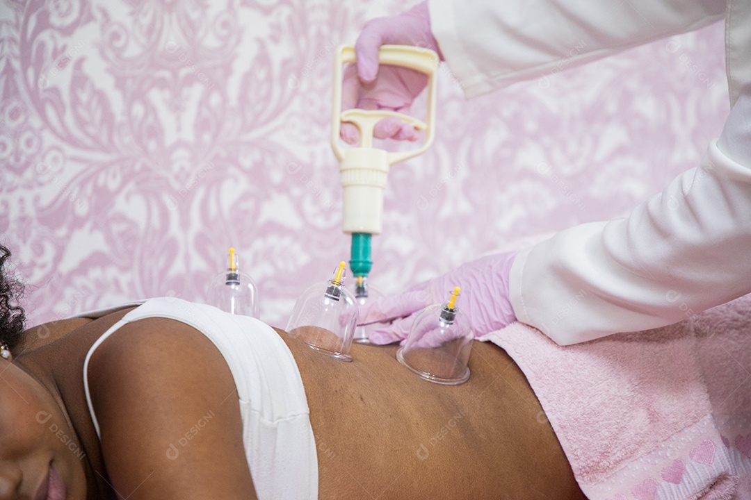 Procedimento de ventosa terapia em clínica estética