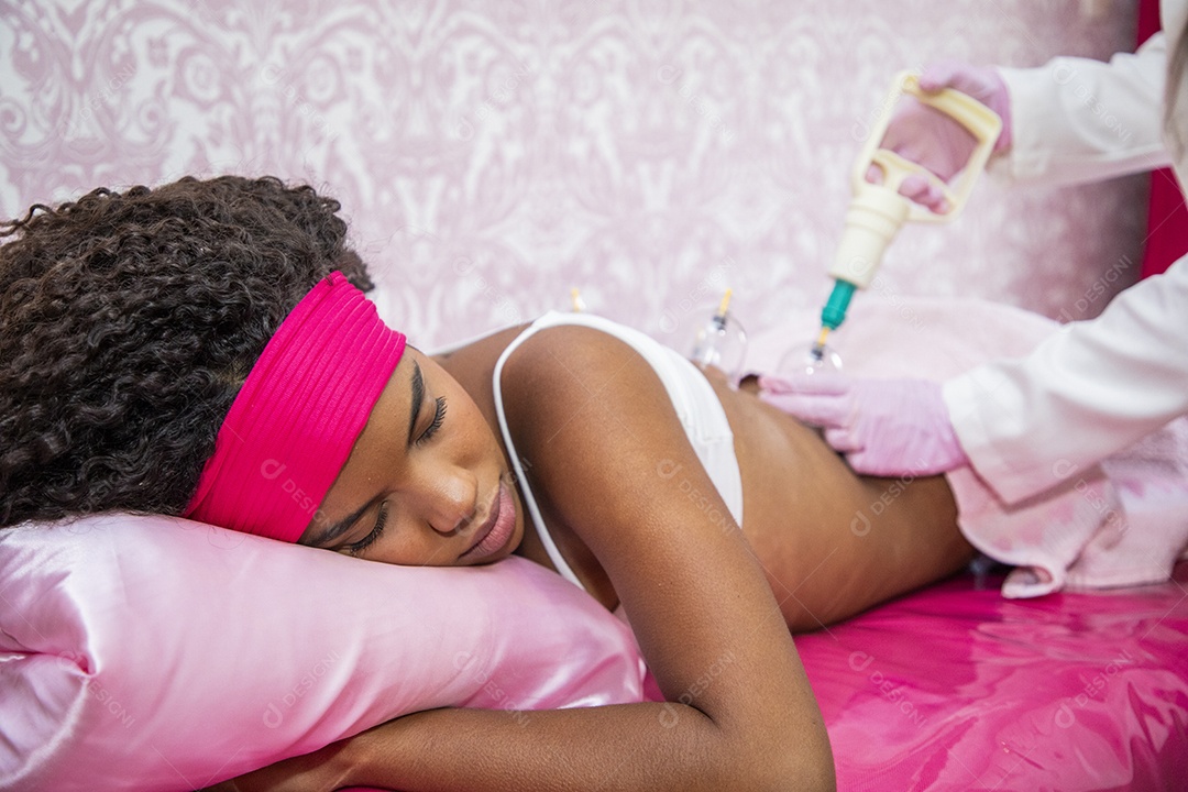 Procedimento de ventosa terapia em clínica estética