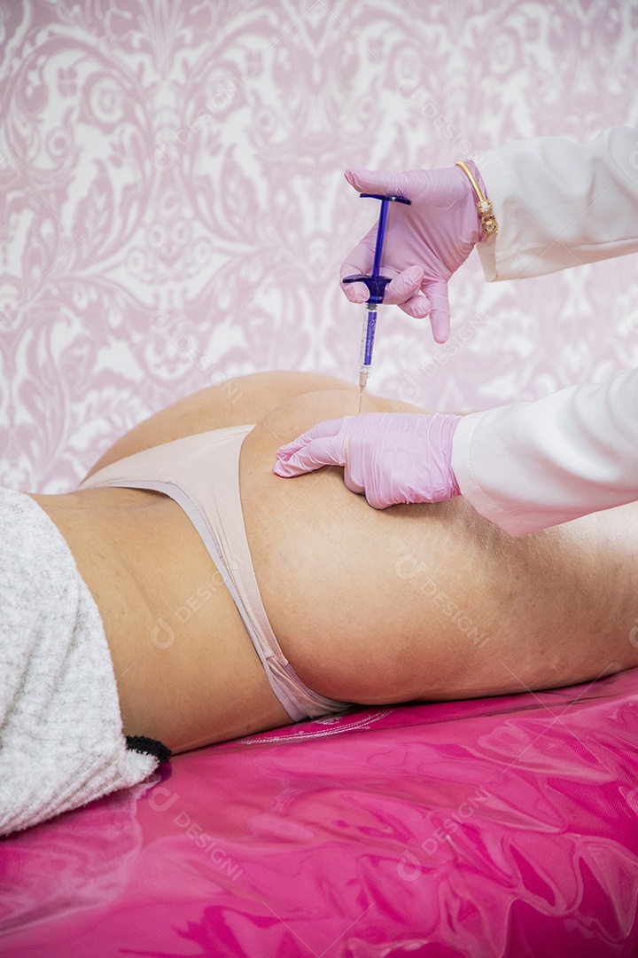 Procedimento estético corporal no bumbum