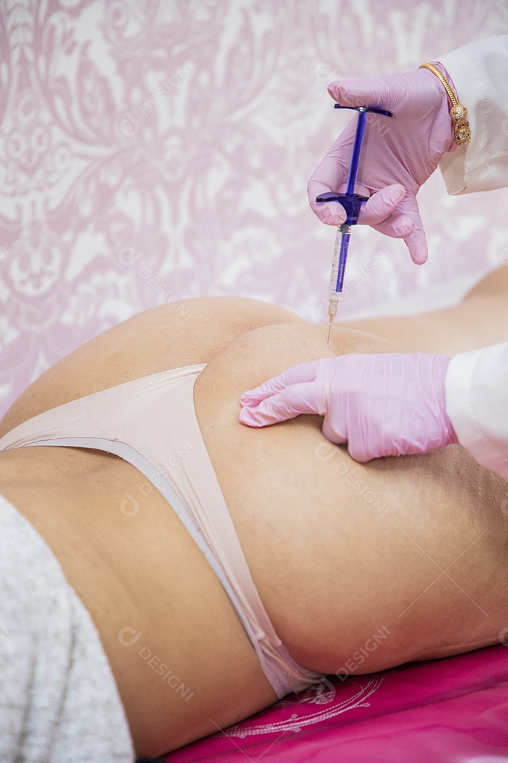 Procedimento estético corporal no bumbum