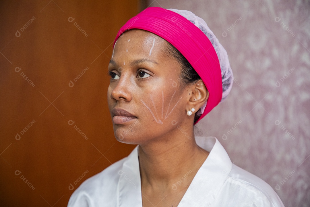 Mulher fazendo procedimento estético