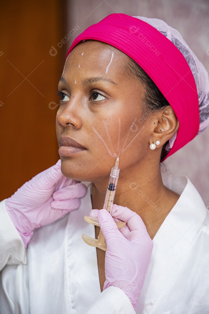 Mulher fazendo tratamento facil em clinica de estética