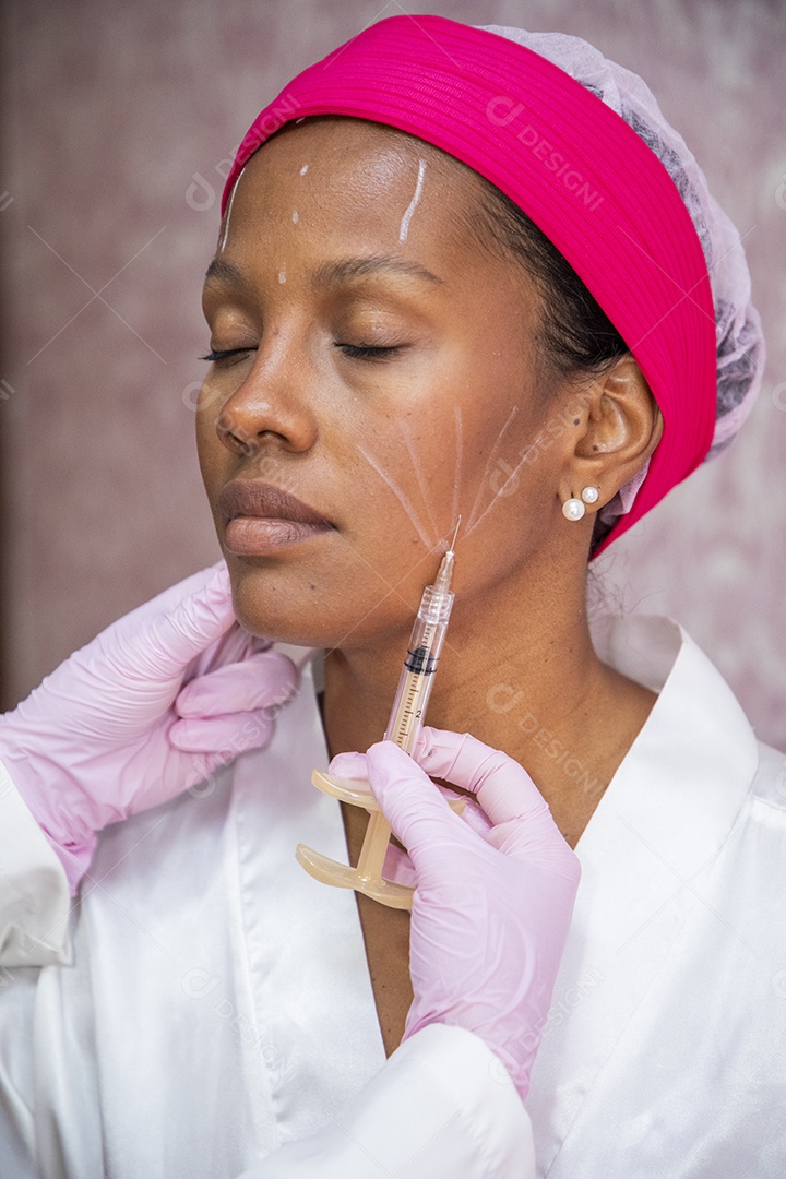 Mulher fazendo tratamento facil em clinica de estética