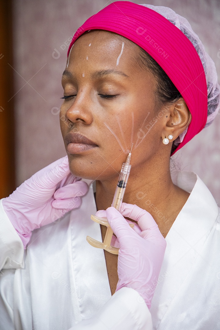 Mulher fazendo tratamento facial estético