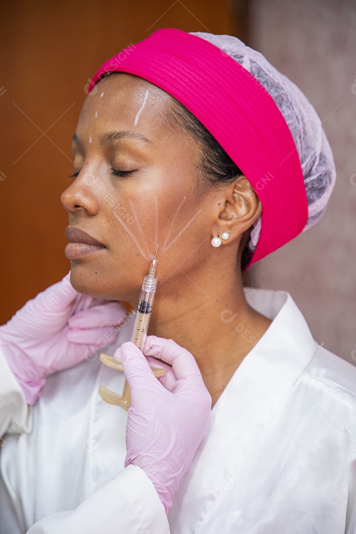 Procedimento estético no rosto