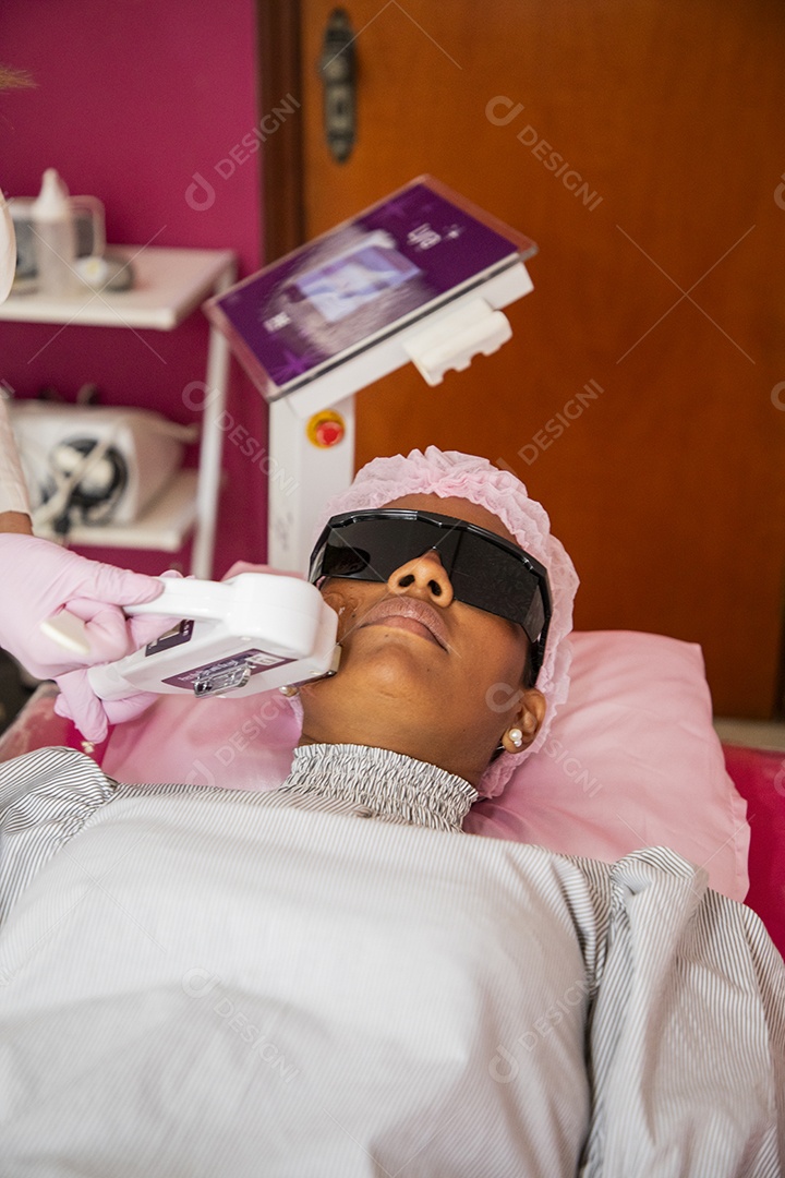 Mulher fazendo procedimento estético