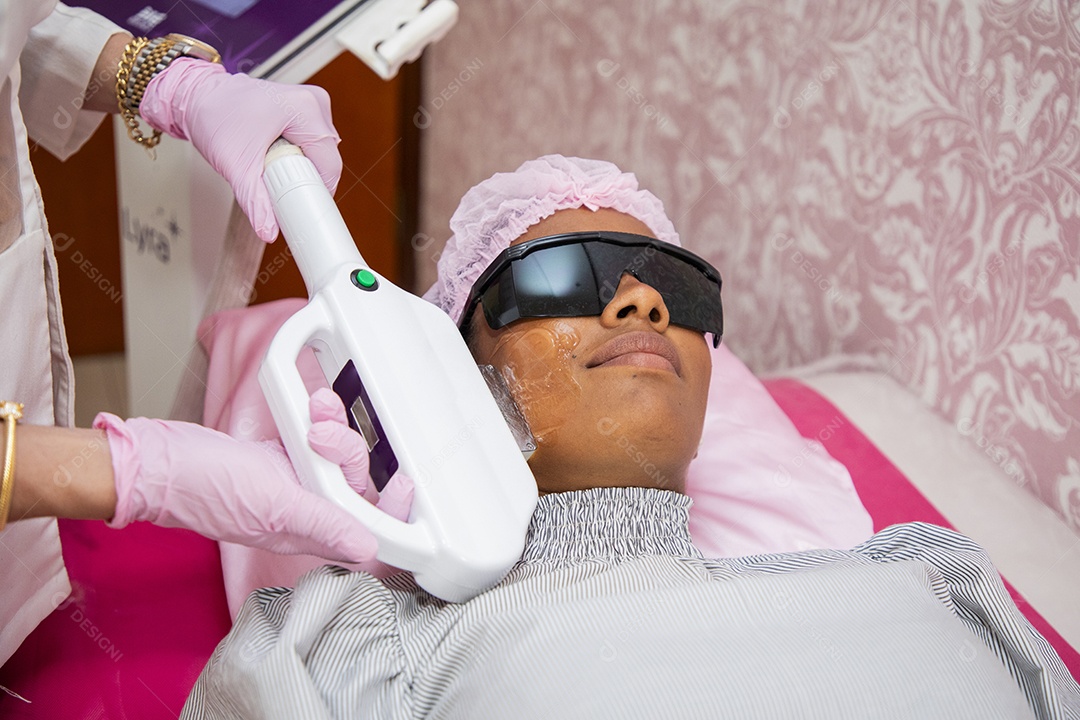 Mulher em clínica de estética realizando procedimentos de beleza