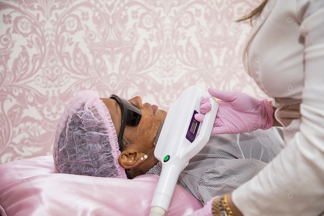 Mulher fazendo tratamento facil em clinica de estética