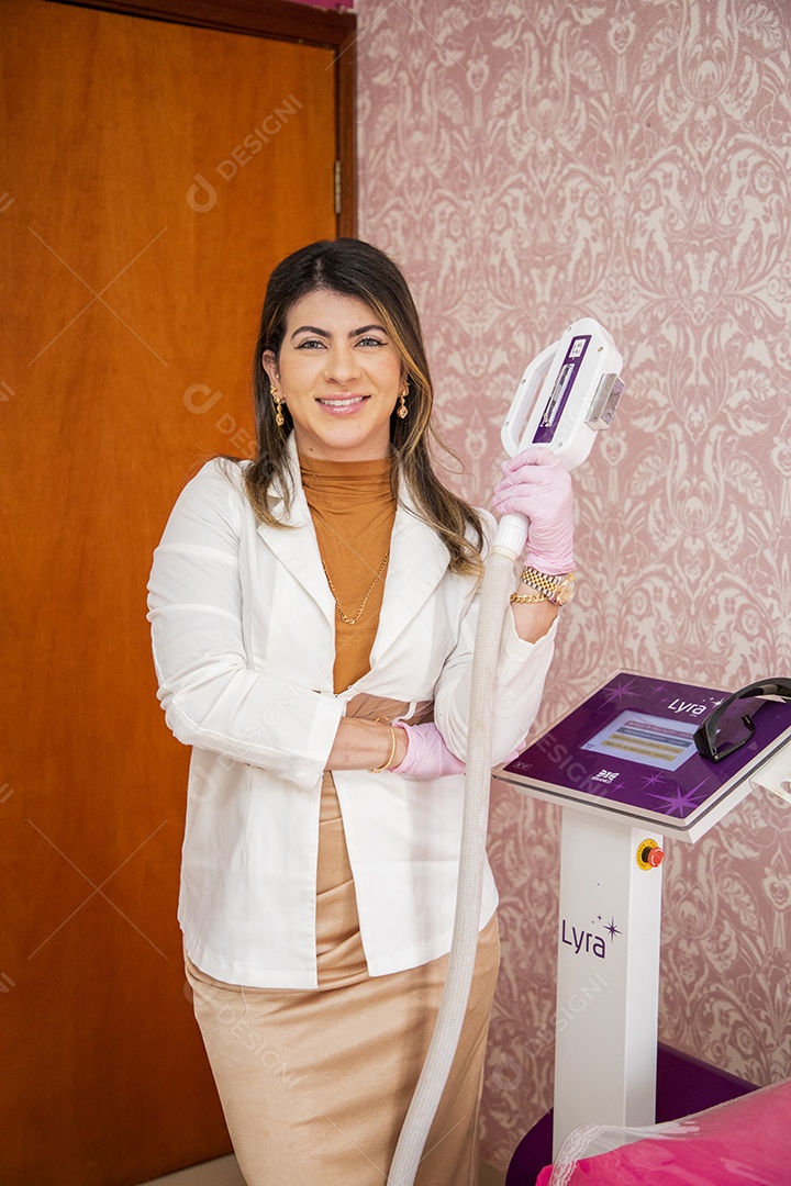 Esteticista linda segurando aparelho para foto