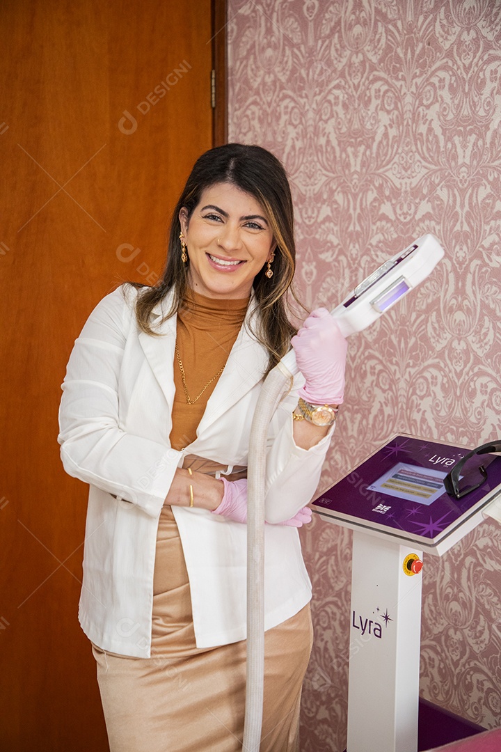 Esteticista linda segurando aparelho para foto