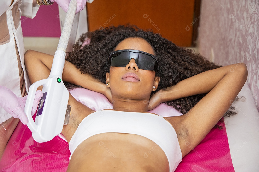 Jovem em clínica estética fazendo protocolo nas axilas