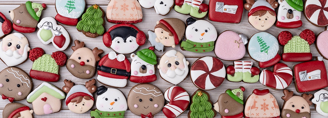 Biscoitos de gengibre de natal tradicionais sobre uma mesa de madeira