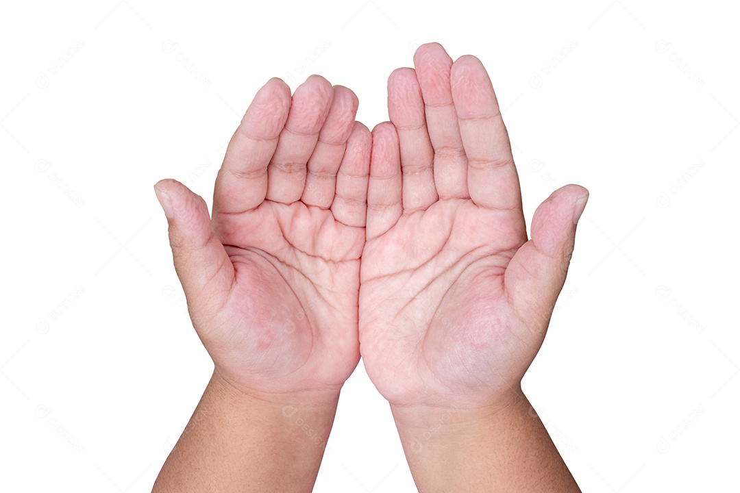 Mãos de uma menina depois de banhar muito na piscina