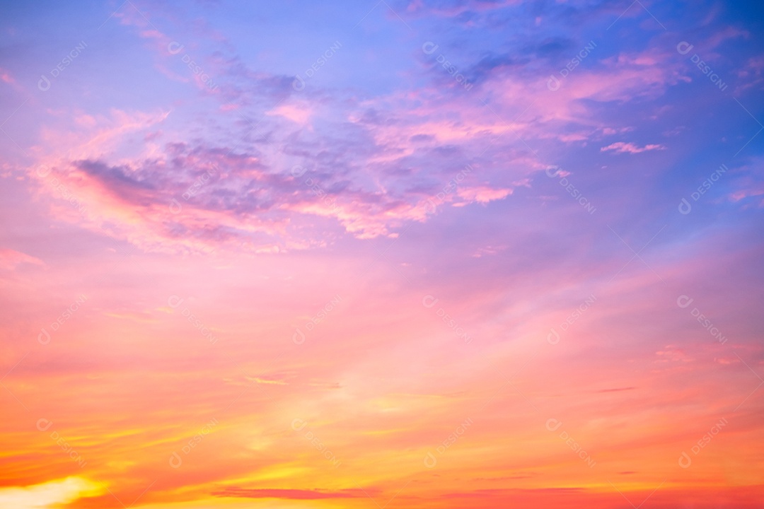Lindo céu laranja ao pôr do sol