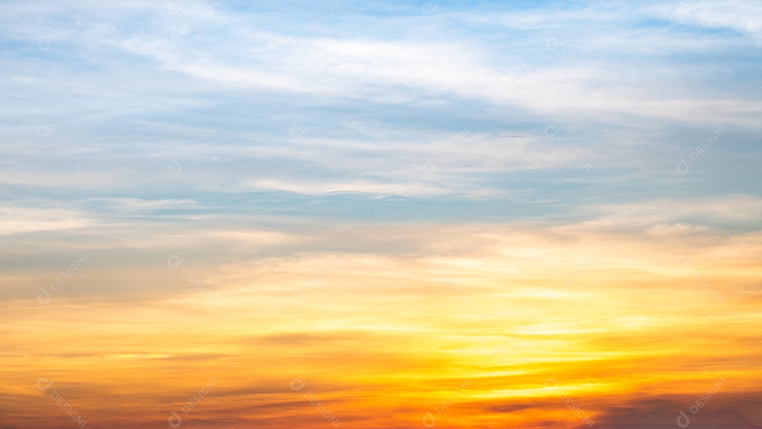 Lindo céu ao amanhecer