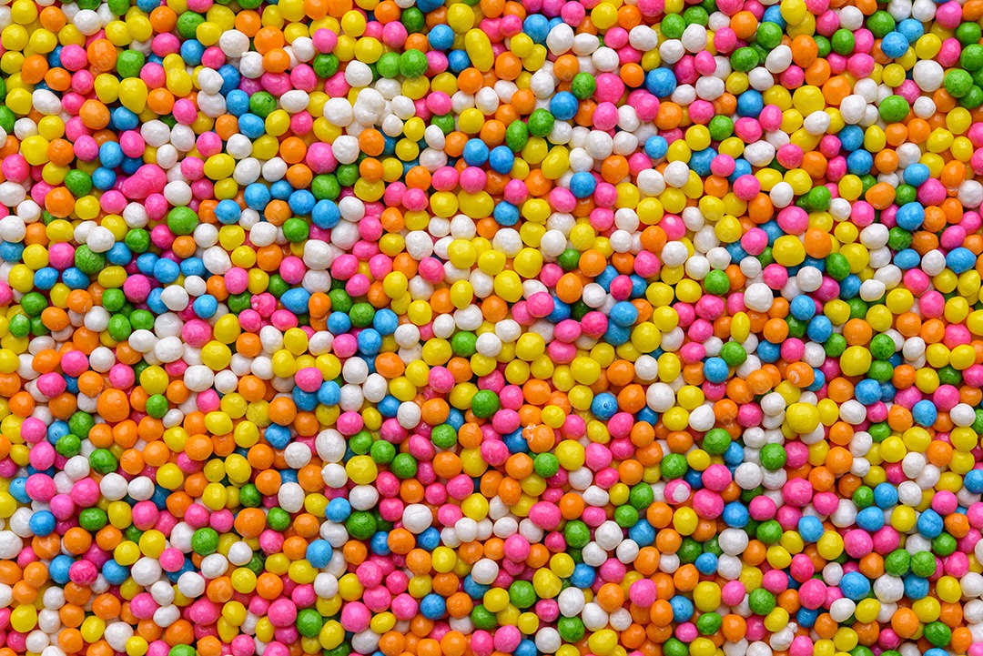 Pontos coloridos de polvilho de açúcar para decorar