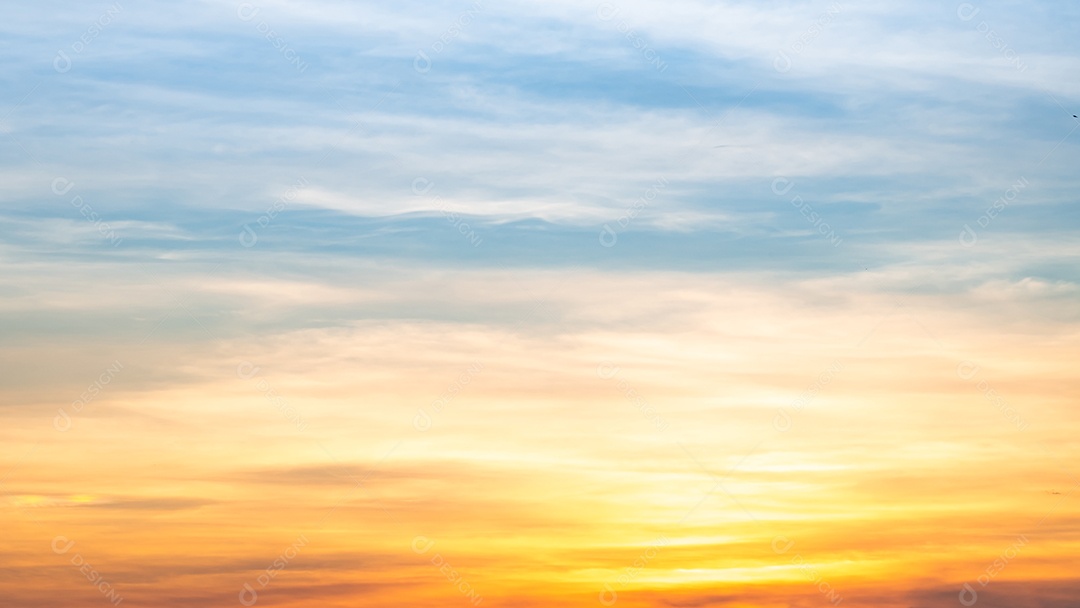 Céu perfeito com nuvens ao amanhecer