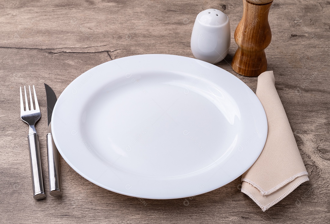 Prato branco e talheres sobre a mesa