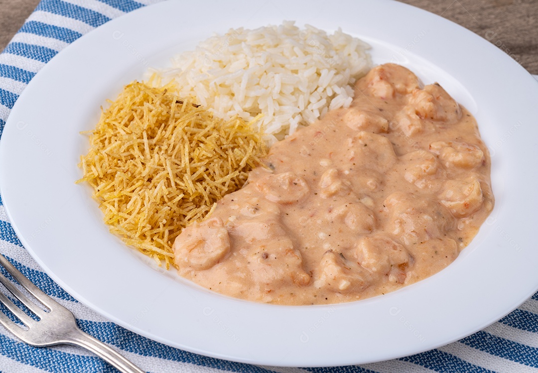 Arroz branco batata palha e estrogonofe de camarão