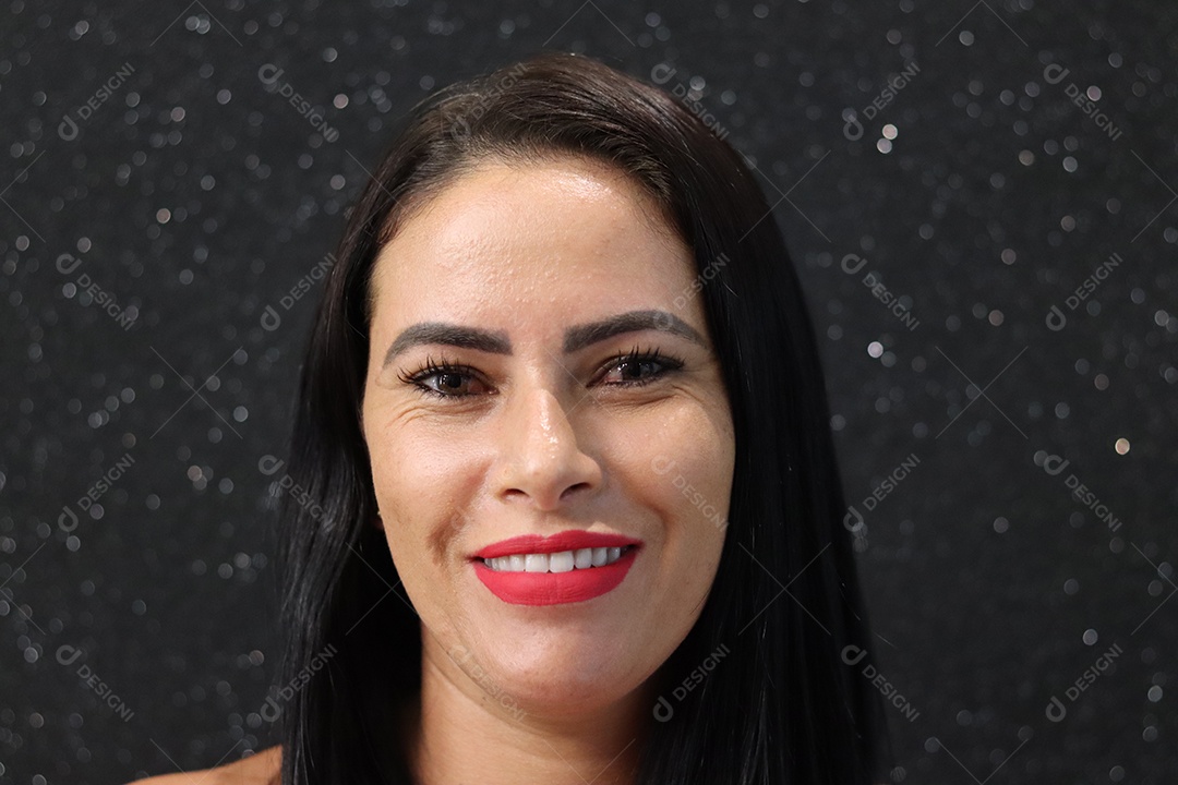 Bela mulher branca sorridente sobre fundo isolado