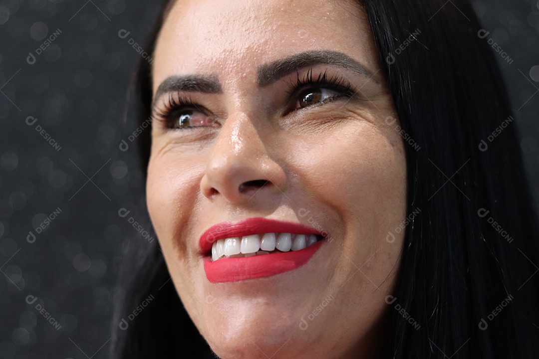 Bela mulher branca sorridente sobre fundo isolado