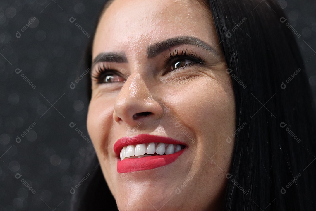 Bela mulher branca sorridente sobre fundo isolado