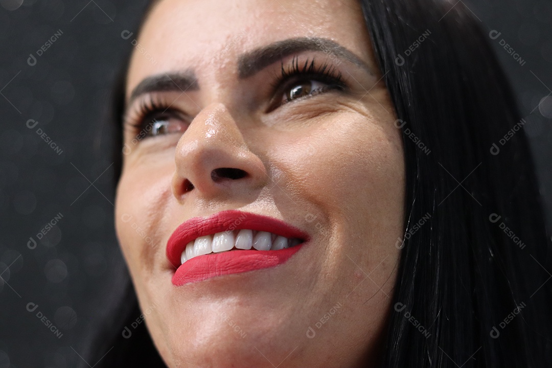 Bela mulher branca sorridente sobre fundo isolado