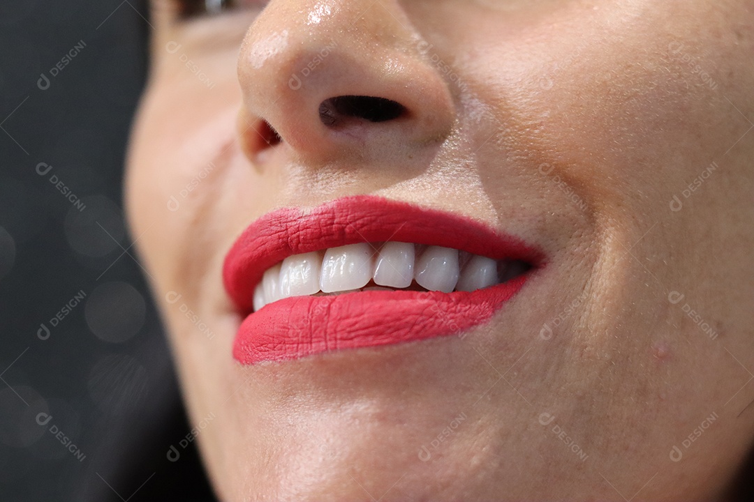 Bela mulher branca sorridente sobre fundo isolado