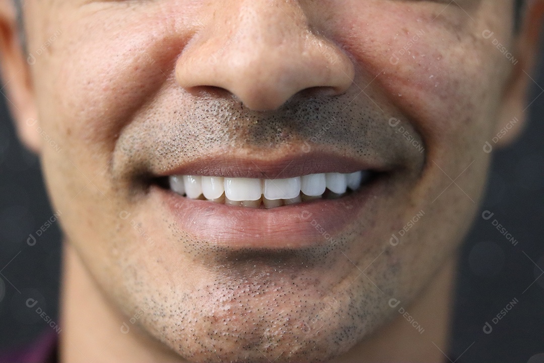 Belo homem branco sorridente sobre fundo isolado
